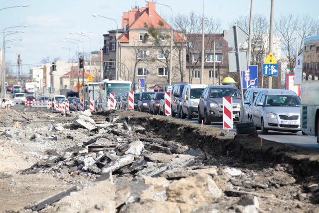 Przebudowa ul. Niemodlińskiej kosztuje miasto blisko 15 mln zł, a zakończenie prac planowane jest w tym roku.