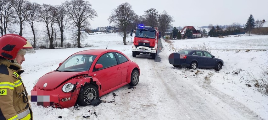 Kolizja na drodze w gminie Stary Targ. Auto w rowie. ZDJĘCIA