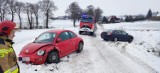 Kolizja na drodze w gminie Stary Targ. Auto w rowie. ZDJĘCIA