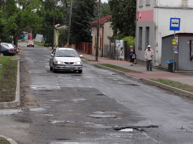 Remont ulicy Moniuszki w Wieluniu został przerwany. Zrobiony został chodnik, na nową nawierzchnię ulicy trzeba poczekać