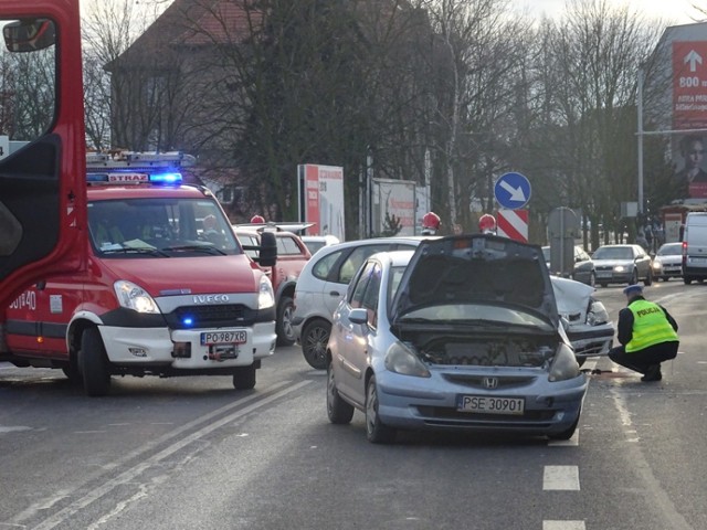 Wypadek pod Intermarche. Trzy osoby poszkodowane