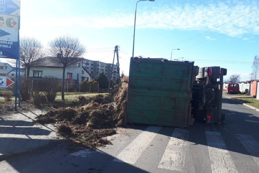 Ciężarówka z odpadami przewróciła się w Rybniku - Kłokocinie