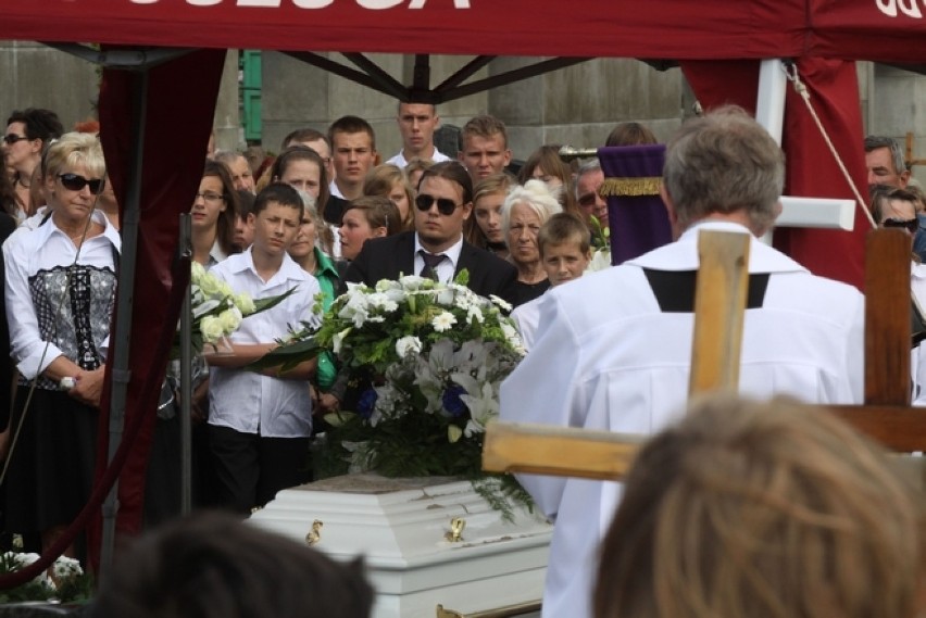 Pogrzeb 13-latki na cmentarzu przy ul. Spokojnej w Gdyni.