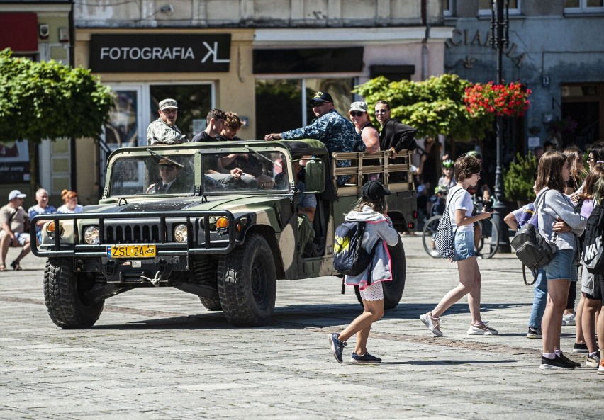 Parada wozów militarnych na darłowskim rynku