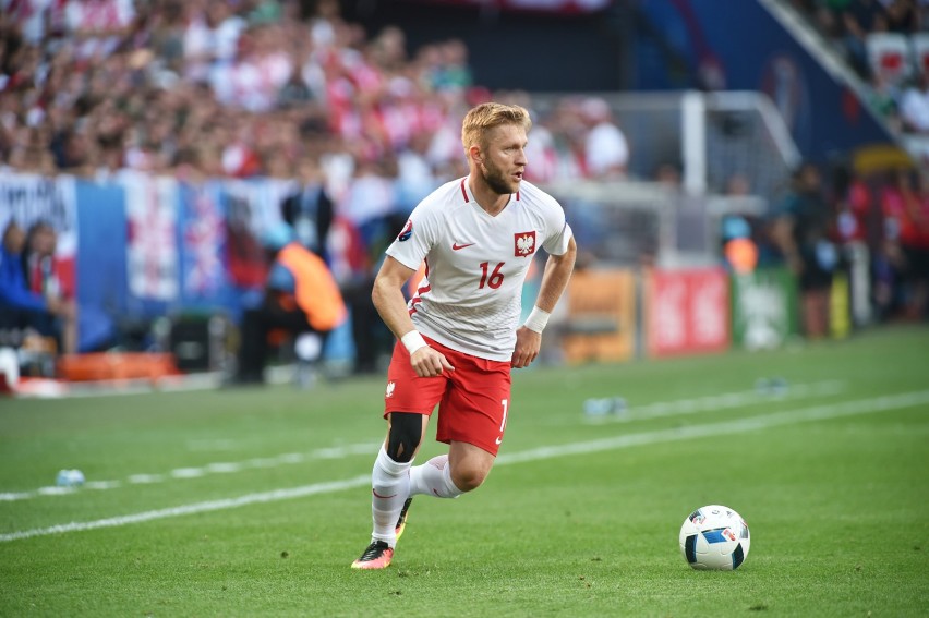 Fani czekają na pożegnanie na stadionie