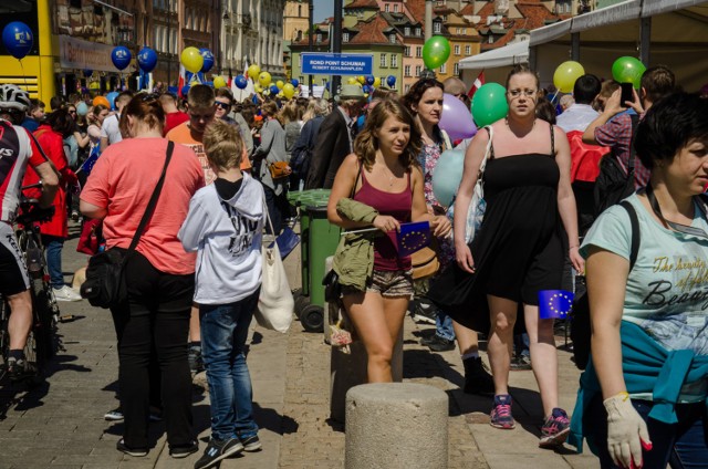 O godz. 10 na Krakowskim Przedmieściu przy pl. Zamkowym rozpocznie się Parada Schumana, a następnie od godz. 12.00 przemarsz ulicami: Miodowa – Senatorska – Wierzbowa – pl. marsz. J. Piłsudskiego –  Królewska – Krakowskie Przedmieście – Miasteczko Schumana,

O godz. 11 rozpocznie się zgromadzenie przed pomnikiem J. Piłsudskiego w Al. Ujazdowskich, a następnie przemarsz na trasie Al. Ujazdowskie – Piękna – Wiejska (przed gmach Sejmu RP),

O godz. 11.30  rozpocznie się zgromadzenie przed gmachem Sejmu RP, a następnie przemarsz ulicami: J. Matejki – Al. Ujazdowskie – pl. Trzech Krzyży – Nowy Świat (pomiędzy pl. Trzech Krzyży i rondem gen. Ch. de Gaulle’a),

O godz. 13 na rondzie gen. Ch.a de Gaulle’a rozpocznie się Marsz Wolności, a następnie przemarsz ulicami: Nowy Świat – Krakowskie Przedmieście – pl. Zamkowy.

W sobotę, 12 maja od ok. godz. 8.00 zamknięta dla samochodów będzie ul. Nowy Świat pomiędzy ul. Książęcą a Al. Jerozolimskimi. Kierowcy jadący od centrum powinni skręcić wcześniej w ul. Bracką i nią dojechać do pl. Trzech Krzyży. Następnie, po godzinie 11.00 zamknięty zostanie przejazd Al. Ujazdowskimi, a po 13.30 przez rondo gen. Ch. de Gaulle’a.

Ponadto, w dniach 11 i 12 maja w na ulicach Nowy Świat (na odcinku Książęca – Al. Jerozolimskie) i  Podwale  będzie obowiązywał zakaz zatrzymywania się (znak B-36) wraz z tabliczką informującą o możliwości wywiezienia pojazdu na koszt właściciela (tablica T-24).