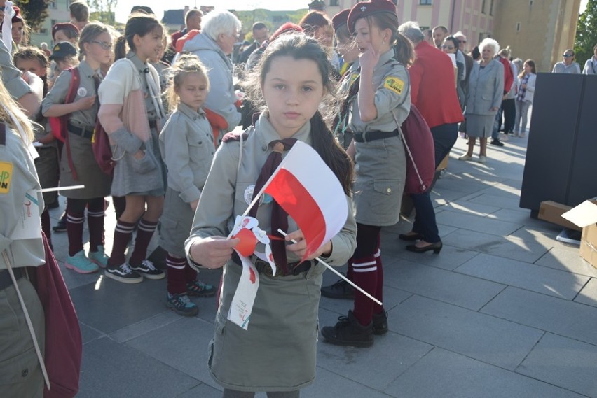 Dzień flagi w Lubinie. Mieszkańcy na biało-czerwono!