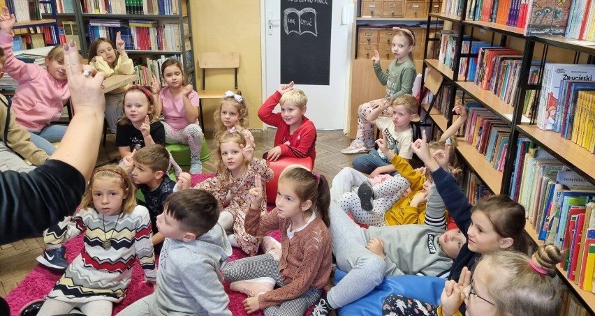 Jak widać, uczniowie klas 1a i 1b chętnie wzięli udział w...