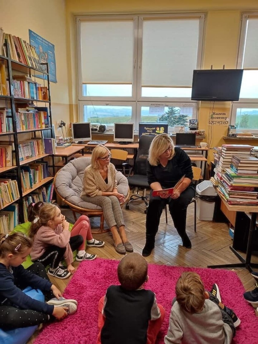 Dzień Głośnego Czytania w bibliotece kazimierskiej „trójki”. Jego patronką jest pisarka Janina Porazińska. Zobaczcie zdjęcia