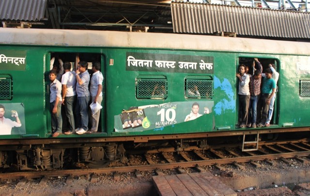 Dojeżdżamy do Bombaju. Mijane po drodze pociągi wyglądają podobnie do tego, ale bywa gorzej, ludzie wiszą na zewnątrz, trzymając się jeden drugiego. Fot. Barbara Figurniak