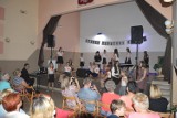 Dziewczęta ze Studia Piosenki Voice w Janowcu Wlkp zaśpiewały na zakończenie roku szkolnego 