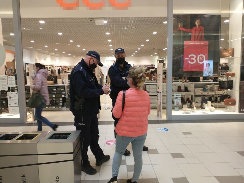 Policjanci kontrolowali nie tylko Galerię Solną, ale i inne...