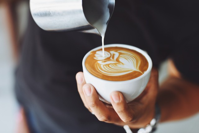 Zdaniem warszawiaków paszporty covidowe sprawdzane są w kawiarniach takich jak:  Green Caffe Nero plac Unii Lubelskiej oraz Green Caffe Nero Nowy Świat. 
Jeden z mieszkańców poinformował, że w pijalni czekolady Wedla na Pradze Północ pani nie pozwoliła usiąść przy stoliku bez okazania certyfikatu szczepienia. Co więcej, jest on sprawdzany również w oddziale na Nowym Świecie. 