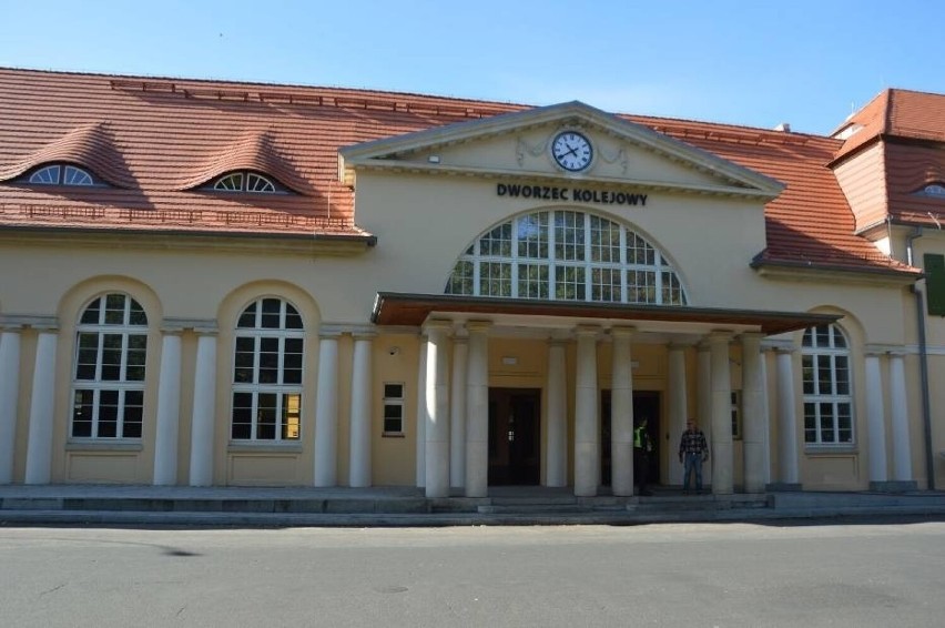 Dworzec PKP w Żaganiu. Dworzec z zewnątrz