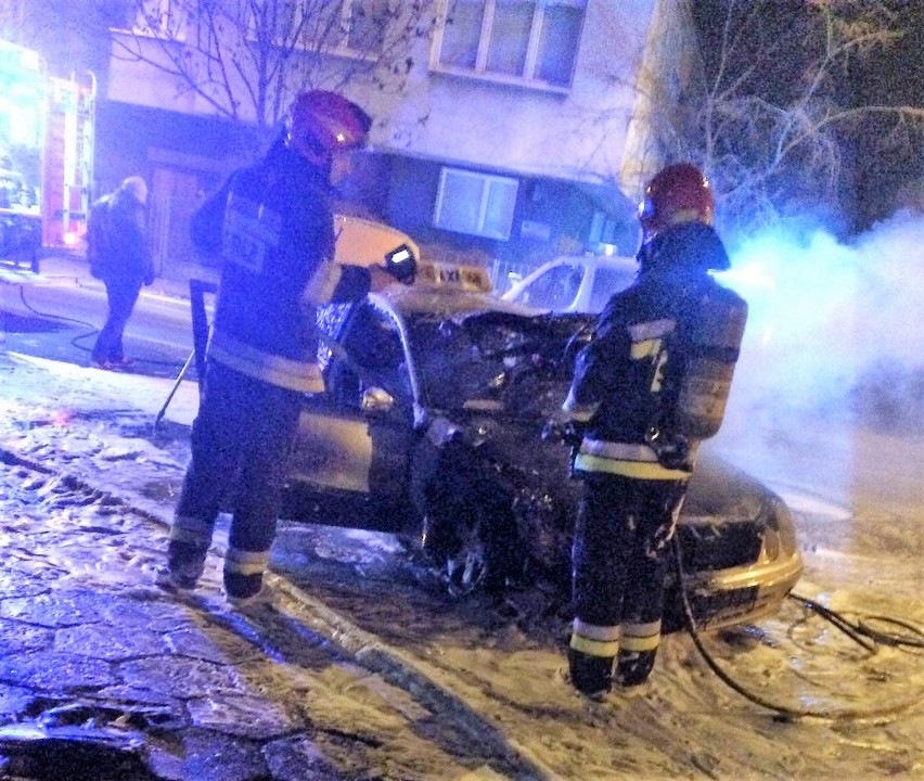 Pożar taksówki na ulicy Wroniej we Włocławku [zdjęcia, wideo]