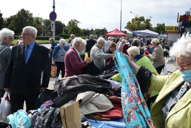 We wtorek, 7 września bazary w Kielcach przeżywały prawdziwe oblężenie. Mnóstwo kupujących, kolejki do wielu stoisk. Jak zwykle dobrze szły też warzywa i owoce, ale hitem był grzyby. Również popularne były ciepłe ubrania i obuwie.

Zobaczcie co działo się na kieleckich bazarach we wtorek, 7 września 