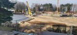 Zaglądamy na budowę nowego basenu w Żorach - Roju. Zobacz ZDJĘCIA. Prace są już zaawansowane. To będzie nowoczesne kąpielisko