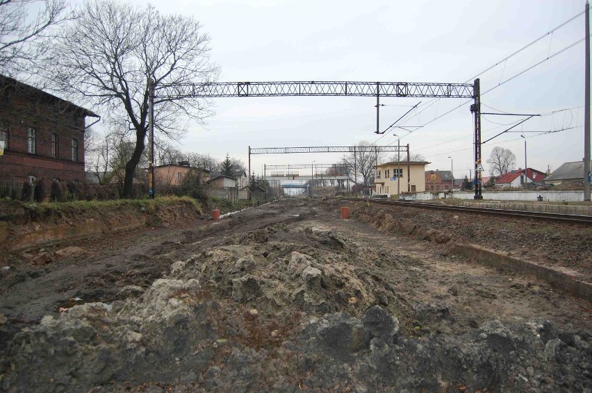 Budowa linii E-65. Rozkopana stacja kolejowa w Szymankowie