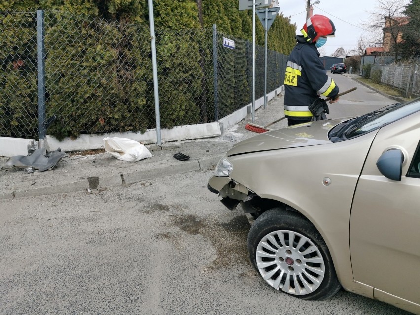 Wypadek w Przemyślu. Na ul. Chrobrego nietrzeźwa kobieta uderzyła fiatem w ogrodzenie [ZDJĘCIA]