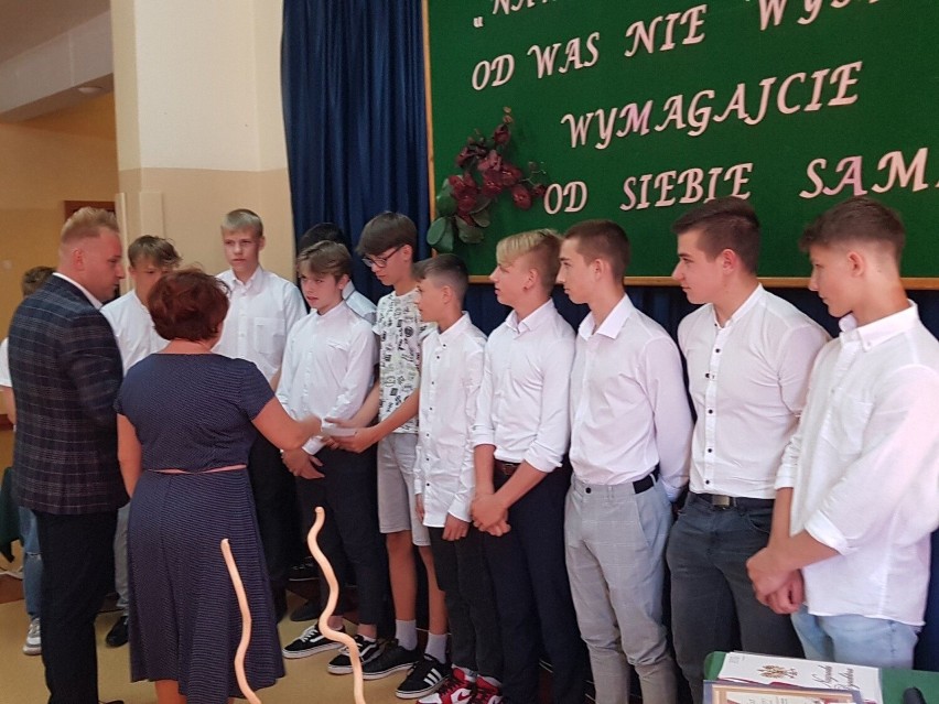 Uroczyste zakończenie roku szkolnego w Szkole Podstawowej nr 4 w Jędrzejowie. Zobacz zdjęcia
