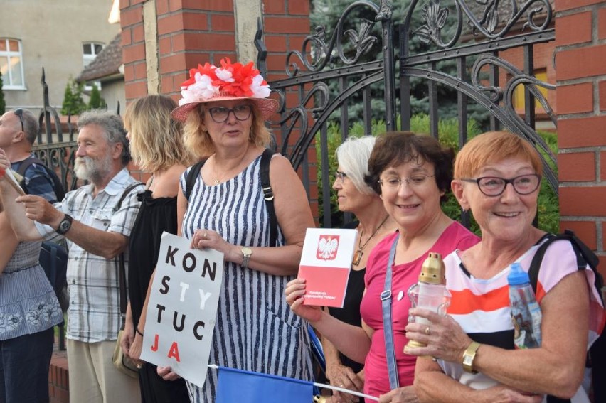 Protest przed sądem w Chodzieży. Protestowała grupa mieszkańców i działacze KOD z Poznania [FOTO]
