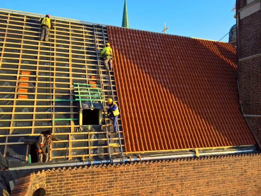 Firma z Malborka doceniona za wykonanie nowego dachu Bazyliki Mariackiej w Gdańsku
