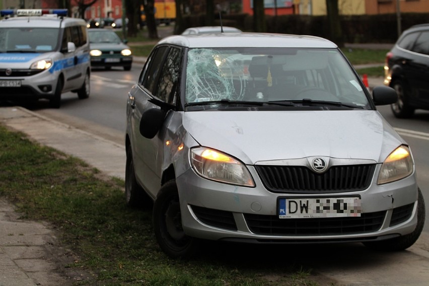 Wypadek na alei Rzeczypospolitej w Legnicy [ZDJĘCIA]