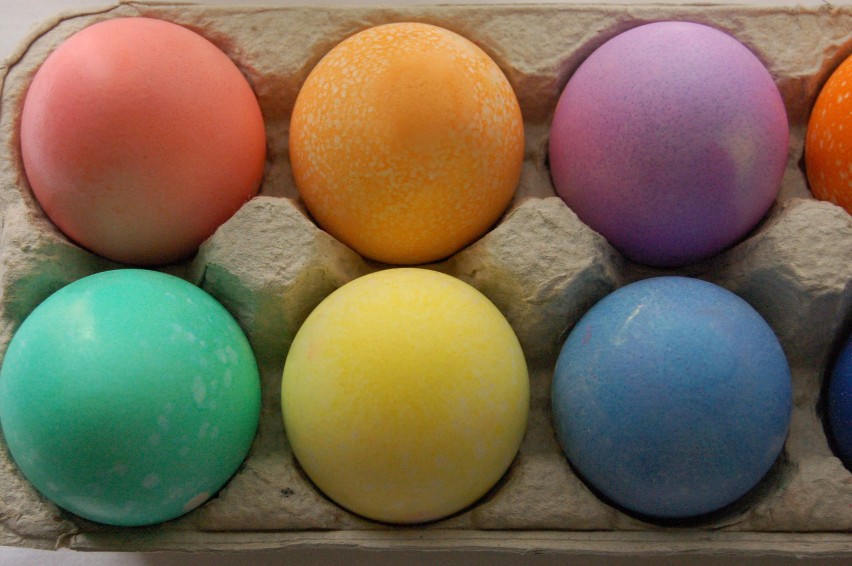 Dlaczego poleca się naturalne barwienie jajek? Otóż jest ono...
