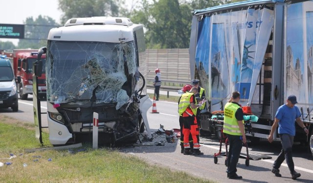 Wypadek na A4 pod Wrocławiem z udziałem autokaru wiozącego dzieci