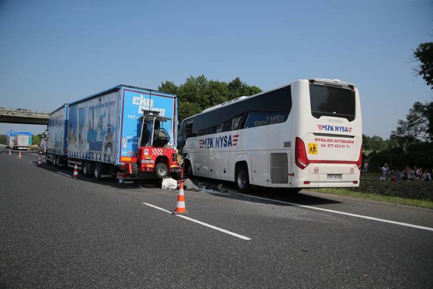 Wypadek na A4 pod Wrocławiem z udziałem autokaru wiozącego...