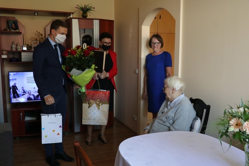 Setne urodziny Klary Ireny Kalisty z Wągrowca. Wizytę złożyli jej przedstawiciele urzędu 
