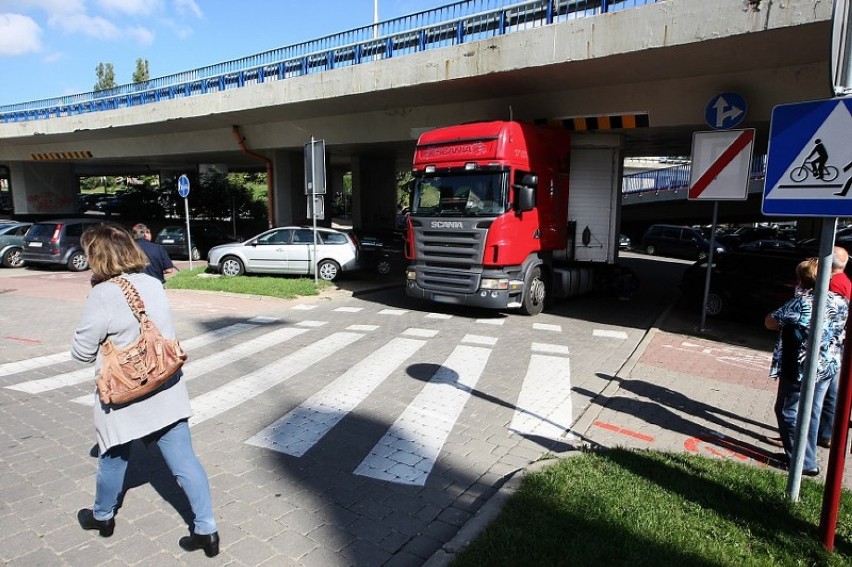Utrudnienia na Podzamczu. Ciężarówka zablokowała się pod Trasą Zamkową [wideo, zdjęcia]