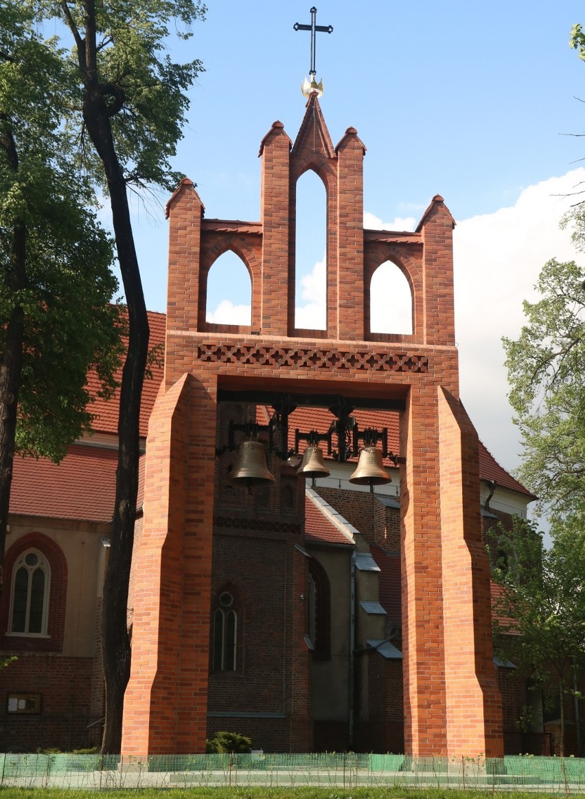 Architektura nowej rogozińskiej dzownnicy jest dokładnym...