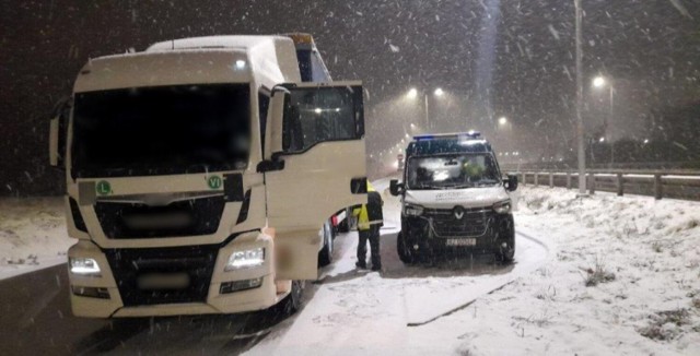 Ciężarówka zatrzymana do kontroli na terenie Rzeszowa przez patrol podkarpackiej Inspekcji Transportu Drogowego