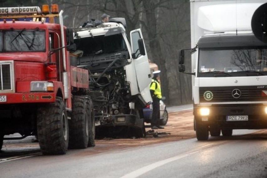 Ciężarowe auto przewracając się wpadło na dach osobowego...