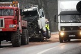 Wypadek koło Mrągowa. Ciężarówka uderzyła w audi. 3 osoby zostały ranne