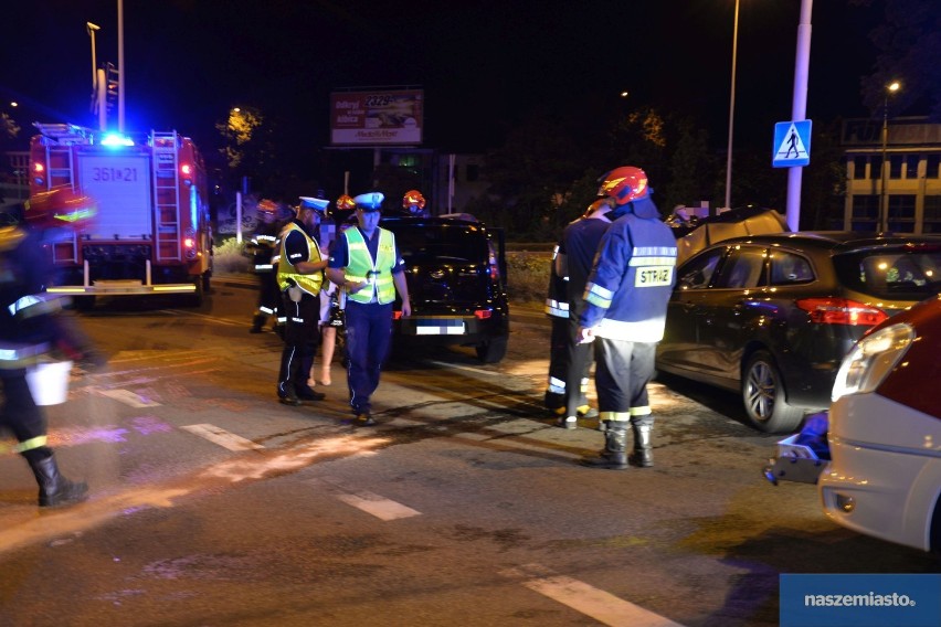 Wypadek na skrzyżowaniu ulic Okrzei - Wyszyńskiego we Włocławku. Zderzenie samochodów marki kia i ford [zdjęcia, wideo]