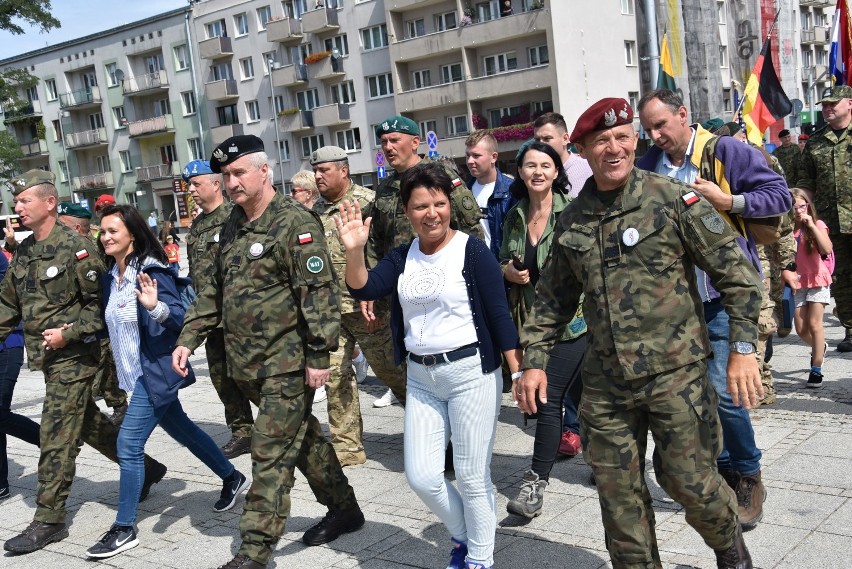 Wojsko na szczycie jasnogórskim. Pielgrzymka wojska i służb mundurowych ZDJĘCIA