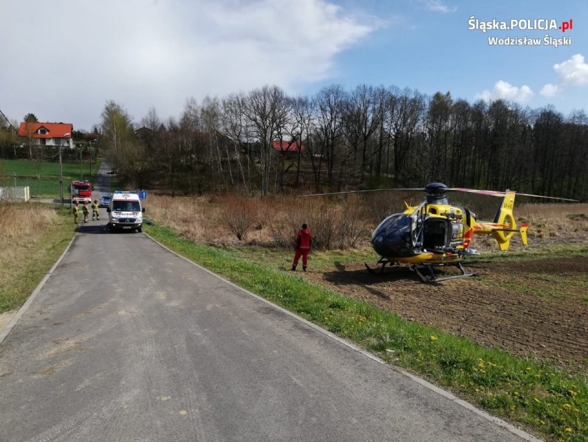 Wypadek rowerzysty w Połomi. Reanimowali policjanci z Rybnika i strażak ze Świerklan