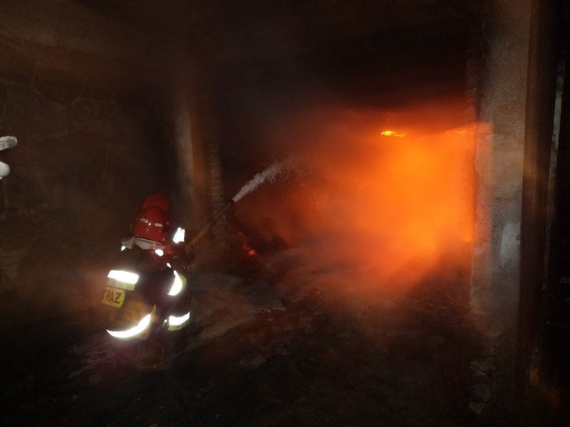 Pożar w Byszkach. Spłonął garaż razem z samochodem