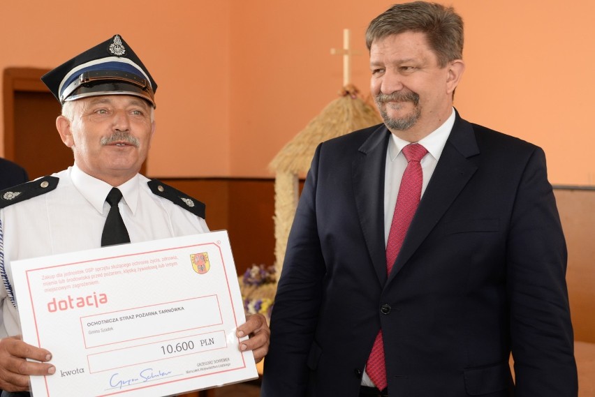 Pieniądze z samorządu województwa dla OSP Tarnówka i kościoła w Szadku