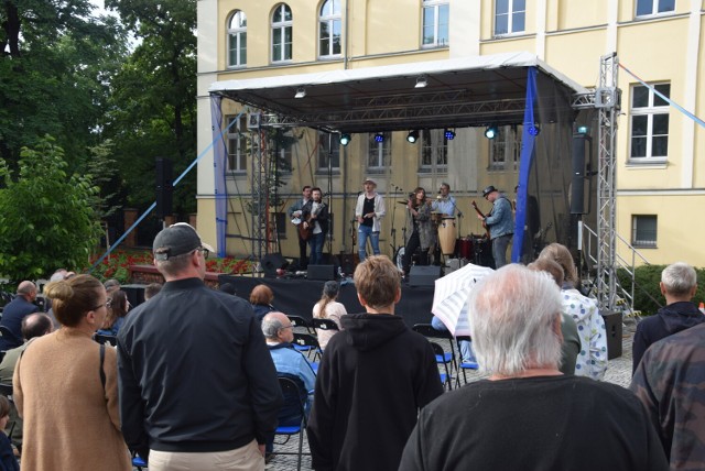 Dark Leaves wystąpili w Kaliszu. Koncert przy kapryśnej pogodzie na Rozmarku