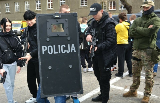 Młodzież z opolskich szkół przyglądała się policyjnej służbie.