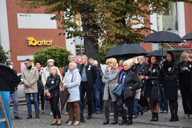 Część kobiet przyszła ubrana na czarno, niektóre miały czarne parasolki.