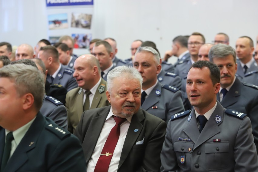 Najlepsi policjanci i strażacy z województwa łódzkiego nagrodzeni. Dzielnicowy Roku z Sieradza (ZDJĘCIA)