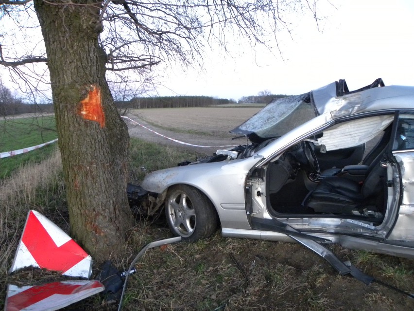 Poważny wypadek w Dębsku. Samochód uderzył w drzewo