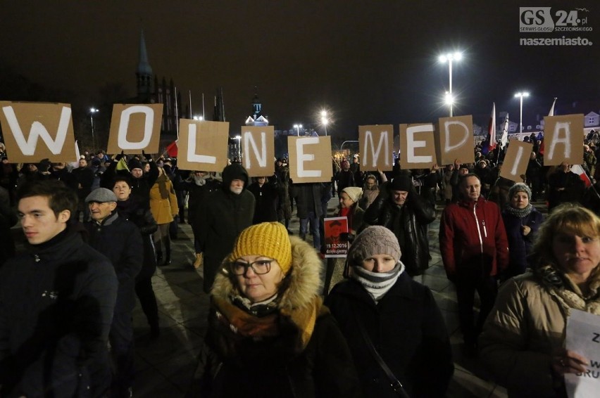 Manifestacja KOD-u w Szczecinie. "Mamy w Polsce dyktaturę" [zdjęcia, wideo]