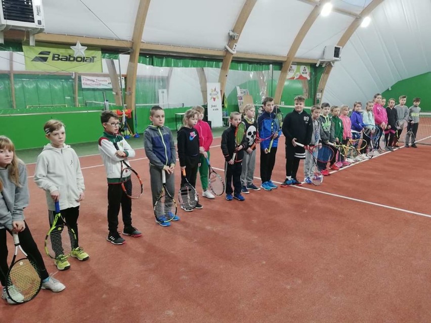 Zmagania młodych tenisistów. Halowe zawody mikołajkowe
