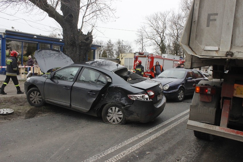 Wypadek na Szczecińskiej w Łodzi. 3 osoby ranne [ZDJĘCIA+FILM]