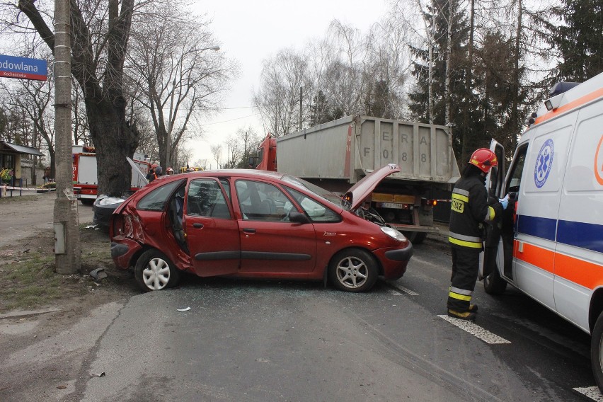 Wypadek na Szczecińskiej w Łodzi. 3 osoby ranne [ZDJĘCIA+FILM]